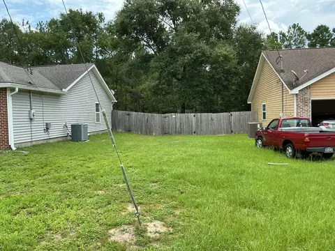 Exterior - 463 Sand Pine Dr, Midway, FL 32343 photo 2 of 4