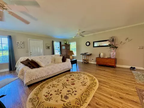 Living - 839 NE Post Rd, Madison, FL 32340 photo 2 of 4