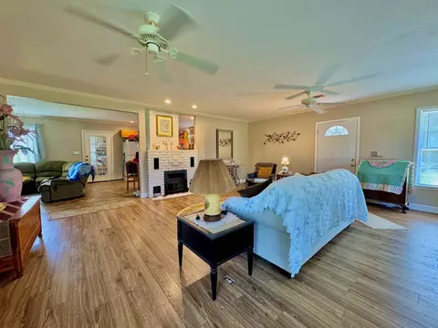 Living - 839 NE Post Rd, Madison, FL 32340 photo 4 of 4