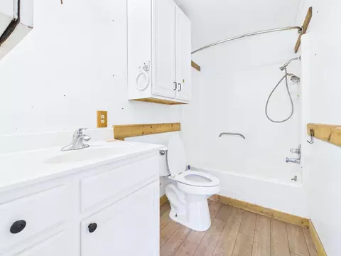Bath - 814 W Leon St, Perry, FL 32347 photo 3 of 4