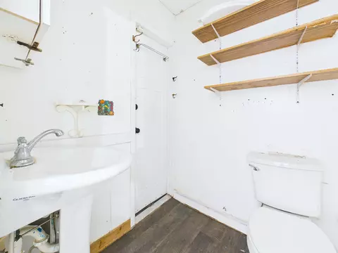 Bath - 814 W Leon St, Perry, FL 32347 photo 1 of 4