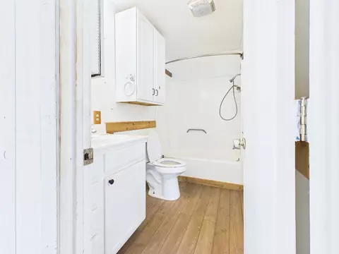 Bath - 814 W Leon St, Perry, FL 32347 photo 4 of 4