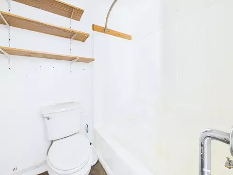 Bath - 814 W Leon St, Perry, FL 32347 photo 2 of 4