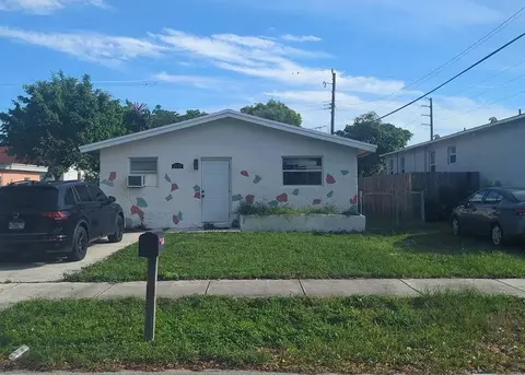2111 NW 4th St, Pompano Beach, FL 33069