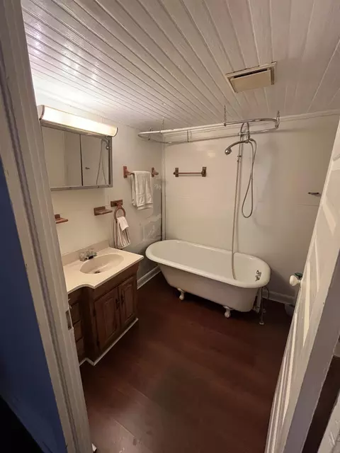 Bath - 520 E High St, Monticello, FL 32344 photo 2 of 2