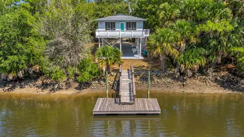 42 Oyster Bay Dr, Crawfordville, FL 32327