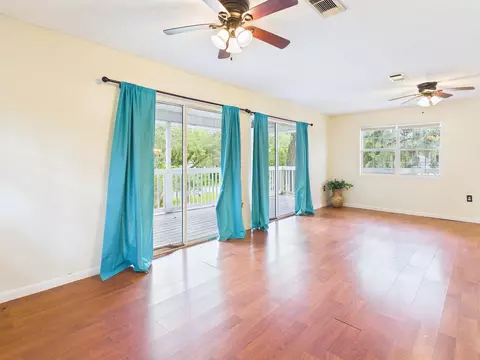Living - 117 Davis Dr, Perry, FL 32348 photo 2 of 7