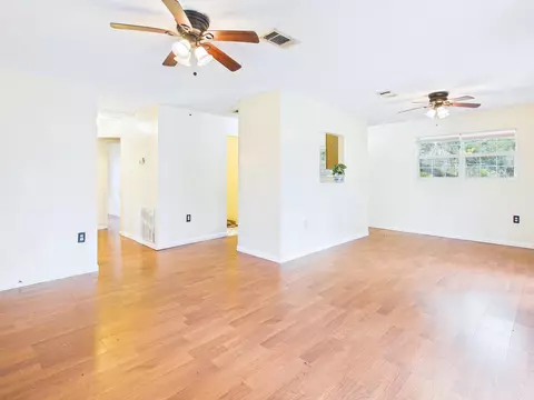 Living - 117 Davis Dr, Perry, FL 32348 photo 5 of 7
