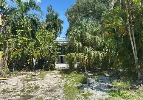 5825 S 27th Ave, Gulfport, FL 33707