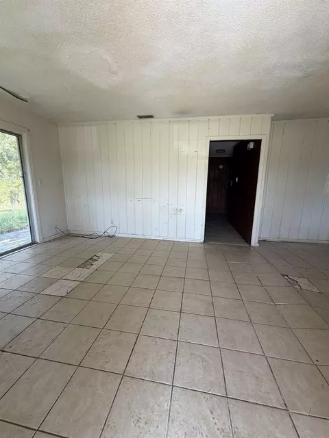 Living - 201 Alice St, Perry, FL 32348 photo 1 of 3