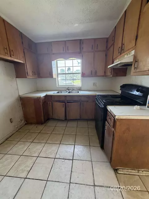 Kitchen - 201 Alice St, Perry, FL 32348 photo 1 of 2
