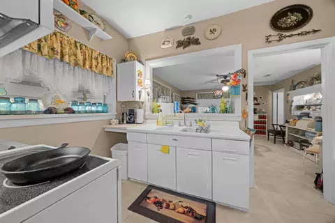 Kitchen - 12110 Morris Steen Rd, Greenville, FL 32331 photo 4 of 5