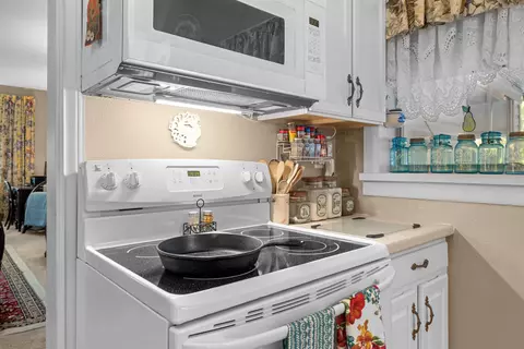 Kitchen - 12110 Morris Steen Rd, Greenville, FL 32331 photo 3 of 5