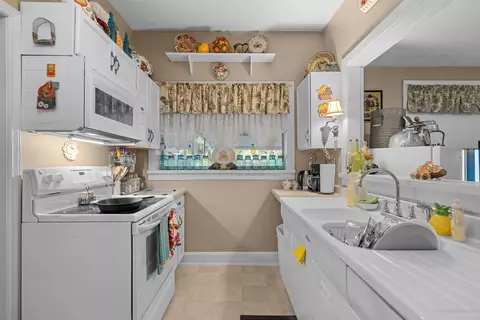 Kitchen - 12110 Morris Steen Rd, Greenville, FL 32331 photo 2 of 5
