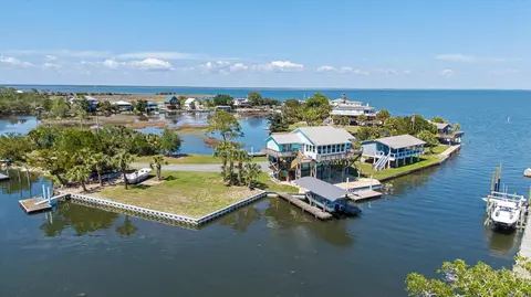 37 Dolphin Dr, Crawfordville, FL 32327