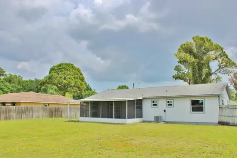 3032 Unity Tree Dr, Edgewater, FL 32141 photo 2
