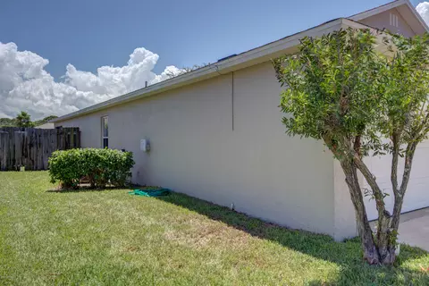 218 Tree Branch Ln, Edgewater, FL 32141 photo 3