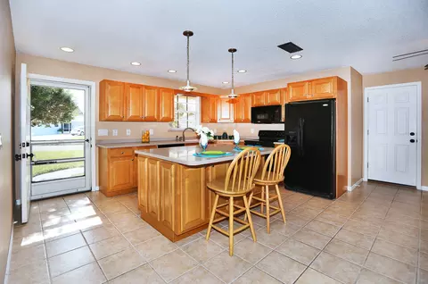 33 Plaza Dr, Ormond Beach, FL 32176 photo 3