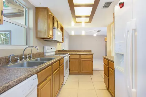 913 Woodmere Cir, Ormond Beach, FL 32174 photo 8