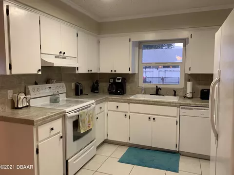 73 Broadmoor Cir, Ormond Beach, FL 32174 photo 6