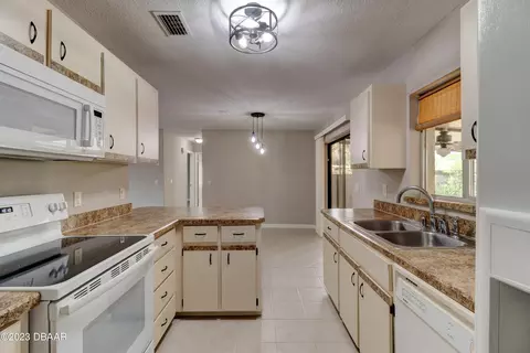 3212 Pine Tree Dr, Edgewater, FL 32141 photo 11
