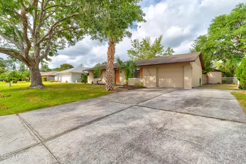 3212 Pine Tree Dr, Edgewater, FL 32141 photo 3