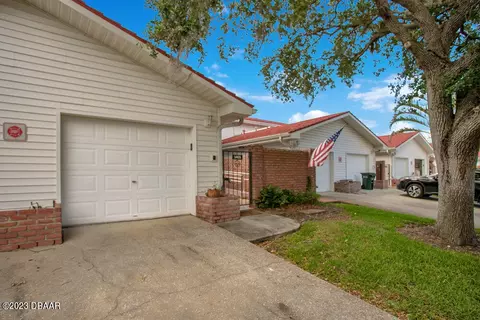 1421 W Water View Dr, Largo, FL 33771