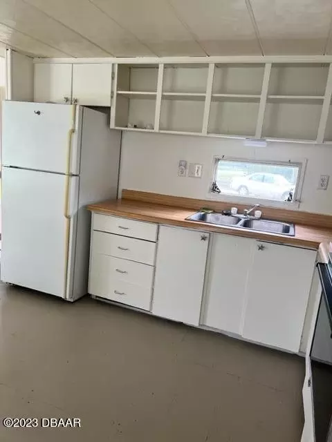 112 West Loop, Oak Hill, FL 32759 photo 3
