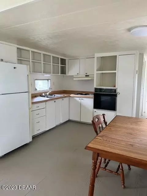 112 West Loop, Oak Hill, FL 32759 photo 2
