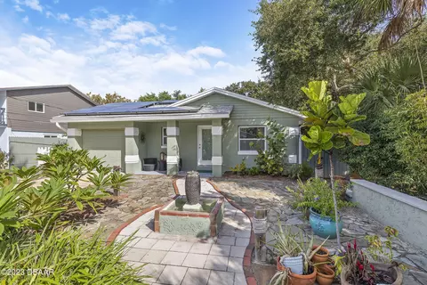 918 Maple St, New Smyrna Beach, FL 32169