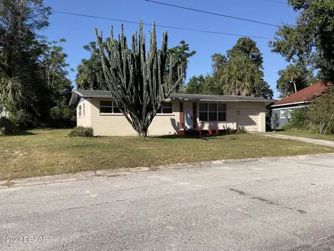 128 Oakwood Dr, Daytona Beach, FL 32117