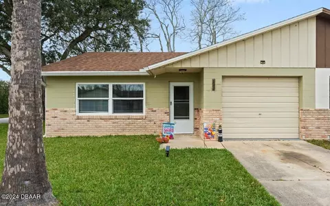 942 Boulder Dr, South Daytona, FL 32119