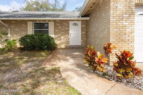 1104 W Willow Run Dr, Port Orange, FL 32129