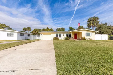 335 Warwick Ave, Ormond Beach, FL 32174
