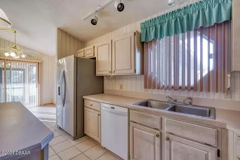 Kitchen - 469 Eagle Brook Ct, Debary, FL 32713 photo 6 of 6