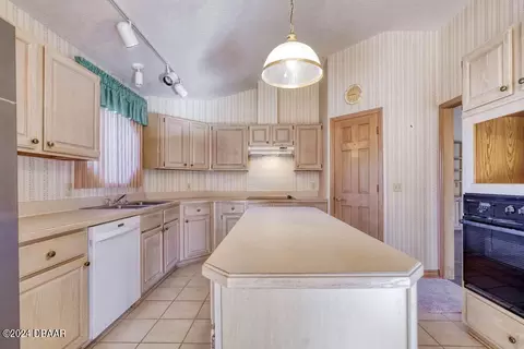 Kitchen - 469 Eagle Brook Ct, Debary, FL 32713 photo 4 of 6