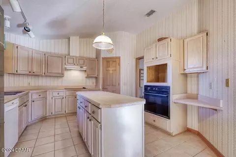 Kitchen - 469 Eagle Brook Ct, Debary, FL 32713 photo 3 of 6