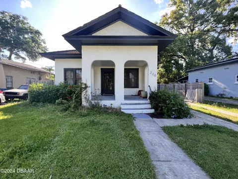 220 Leon Ave, Deland, FL 32720