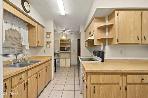 Kitchen - 14 Spring Radl, Ocala, FL 34472 photo 3 of 4
