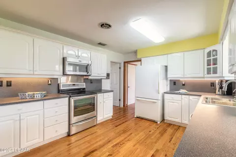 Kitchen - 290 Warwick Ave, Ormond Beach, FL 32174 photo 4 of 5