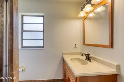 Bath - 118 Colina Pl, Ormond Beach, FL 32174 photo 2 of 4