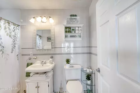 Bath - 100 Marlin Dr, Ormond Beach, FL 32176 photo 8 of 9