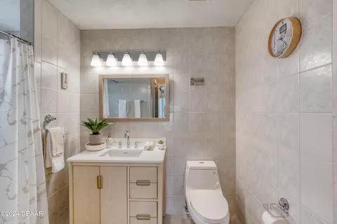 Bath - 100 Marlin Dr, Ormond Beach, FL 32176 photo 4 of 9