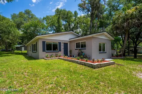 1123 W Winnemissett Ave, Deland, FL 32720