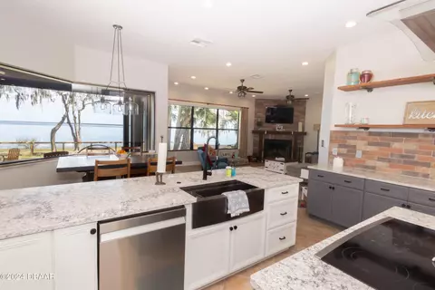 Kitchen - 175 Whitcomb Dr, Geneva, FL 32732 photo 5 of 8