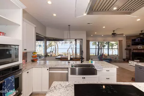 Kitchen - 175 Whitcomb Dr, Geneva, FL 32732 photo 4 of 8