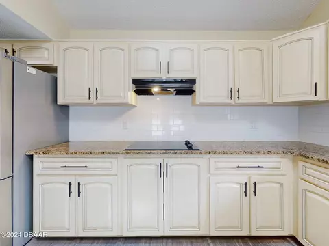 Kitchen - 30 Choctaw Trl, Ormond Beach, FL 32174 photo 8 of 15