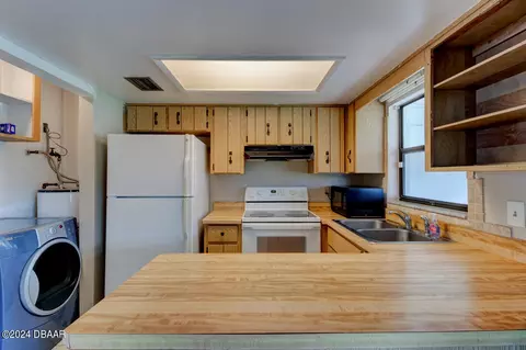 Kitchen - 711 Egret Ct, Edgewater, FL 32141 photo 2 of 2