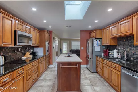 Kitchen - 65 Sunny Shore Dr, Ormond Beach, FL 32176 photo 2 of 4