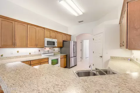 Kitchen - 3611 Mallow Dr, Ormond Beach, FL 32174 photo 4 of 5